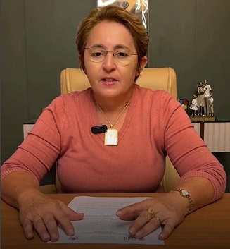 VÍDEO: Prefeita de Uiraúna registra ocorrência na delegacia após sua gestão ser acusada de lavar dinheiro para o PCC