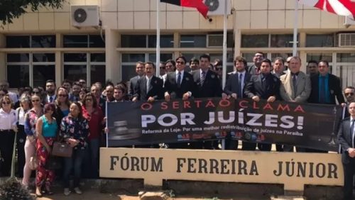 Advogados do Sertão paraibano fazem protesto por mais juízes na região — Foto: Beto Silva/TV Paraíba