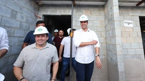 Prefeito de Sousa-PB Helder Carvalho e Governador Lucas Ribeiro fazendo Visita as Unidades de Sousa. Fonte: SECOM-PB