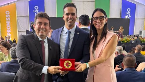 Helder Carvalho(Prefeito(, Lucas Ribeiro(Vice - governador da PB)e Bruna Veras (Secretaria de Educação). Fonte: Secom-Sousa